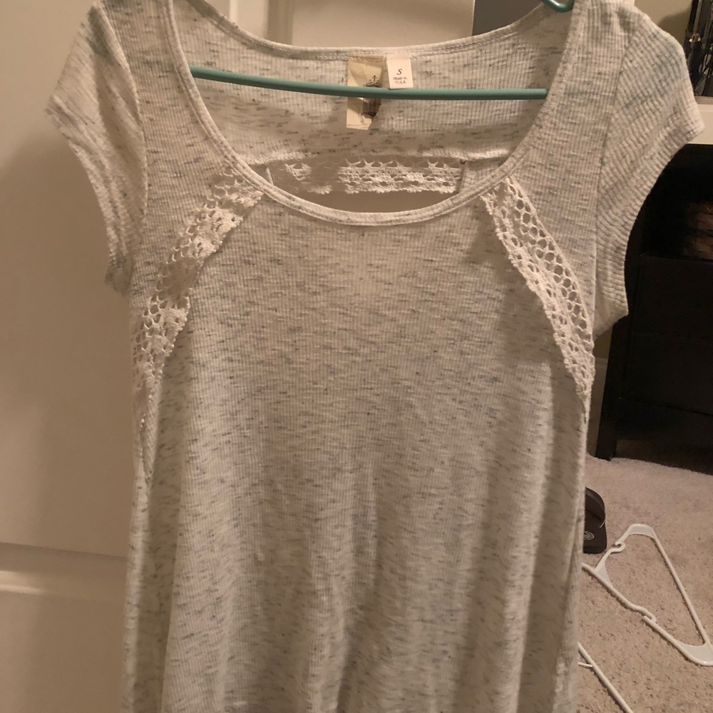 Francesca’s collection light grey top w lace